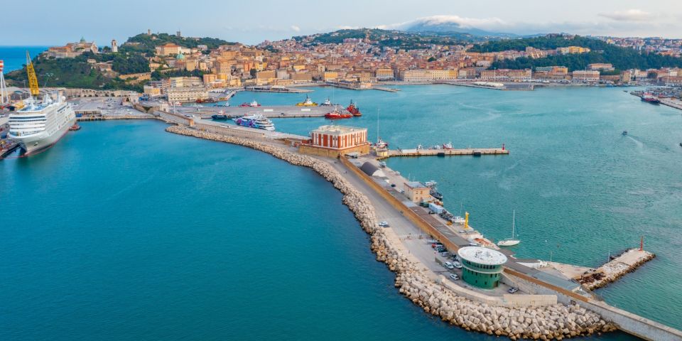 Ancona ist eine faszinierendeHafenstadt und gilt als Juwel in der malerischen Region Marken