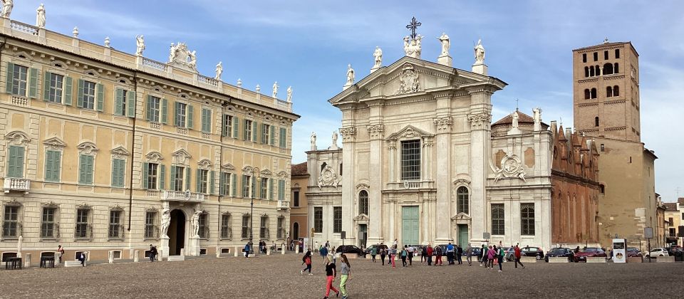 Zu den sakralen Sehenswürdigkeiten zählt der Dom von Mantua mit einem Kirchturm, einem gotischen Teil und der neoklassizistischen Fassade.