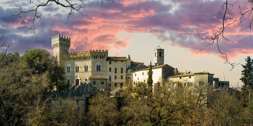 Der Blick auf das berühmte Schloss in Mitten des toskanischen Dorfes San Casciano dei Bagni, ein wahres Highlight bei einem Besuch.