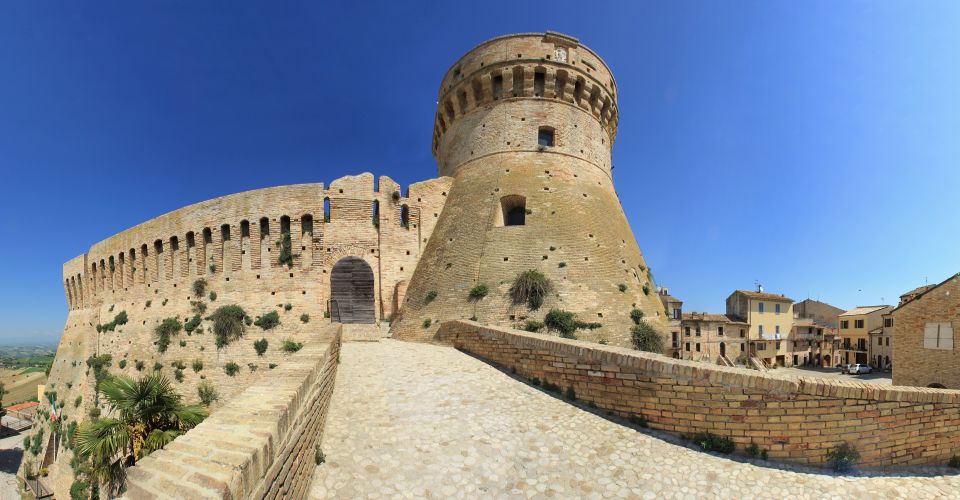 Blick auf die Burg Fortezza Medievale di Acquaviva Picena