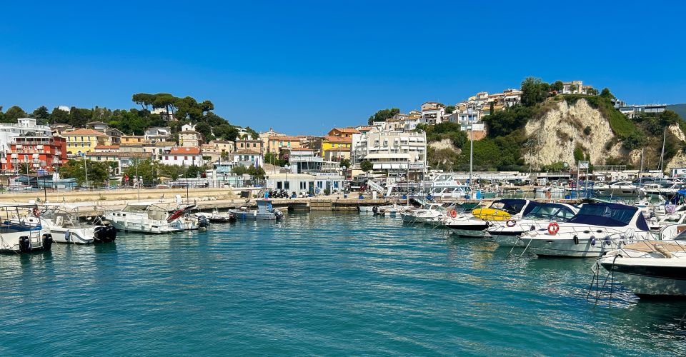 Der Porto Turistico ist Ausgangspunkt für alle Bootsausflüge zu den berühmten Stränden der Riviera del Conero.