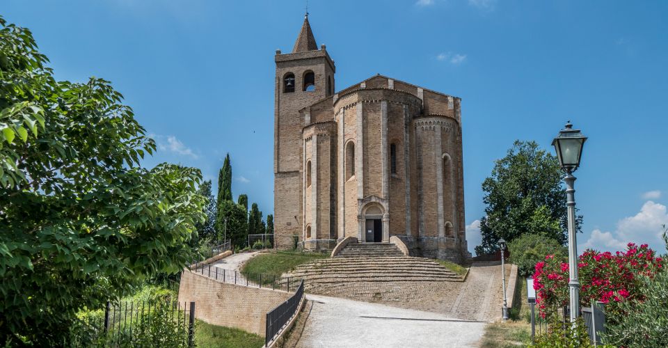 Die alte Kirche Santa Maria della Rocca von außen