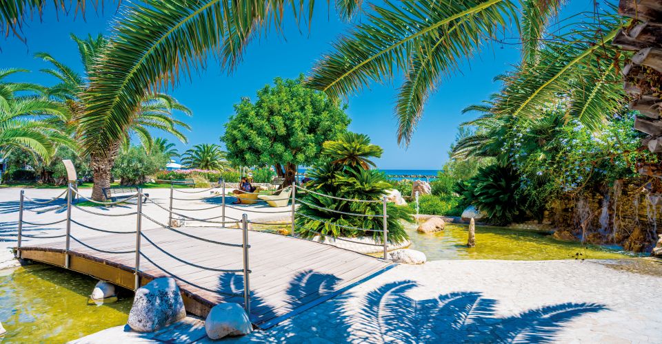 Die herrliche Palmenlandschaft und die blaue Adria laden an der Riviera delle Palme zu einem Traumurlaub ein