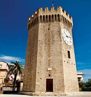 Torre dei Gualtieri: Der Uhrenturm und das Wahrzeichen von San Benedetto del Trento