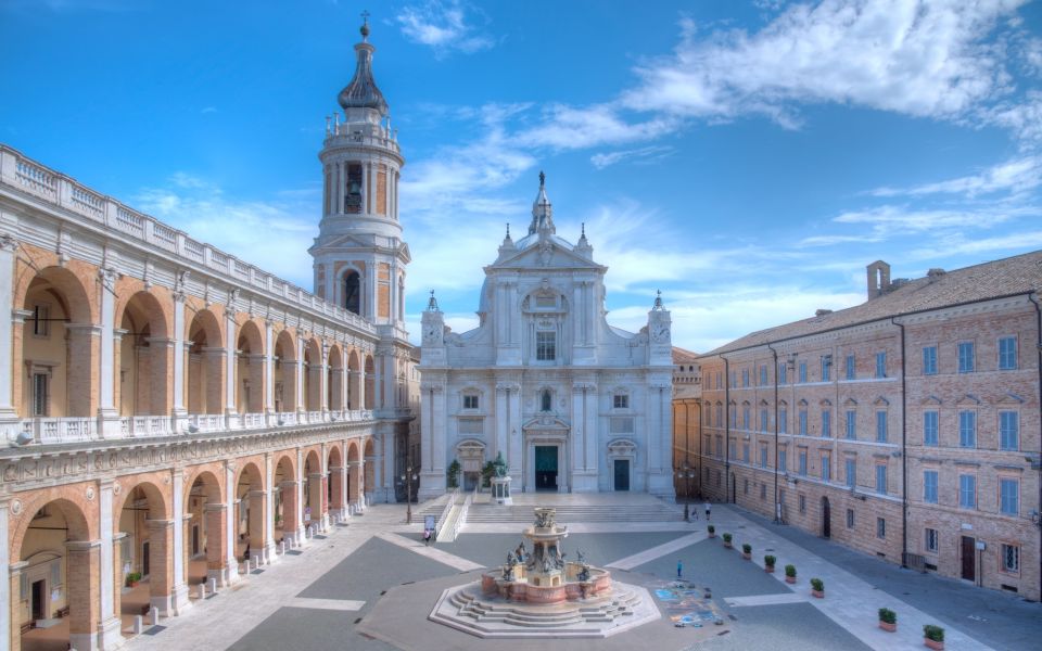 Ein Blick auf den Madonna-Platz mit der Basilika Santa Casa (Heiliges Haus) und dem Maggiore-Brunnen