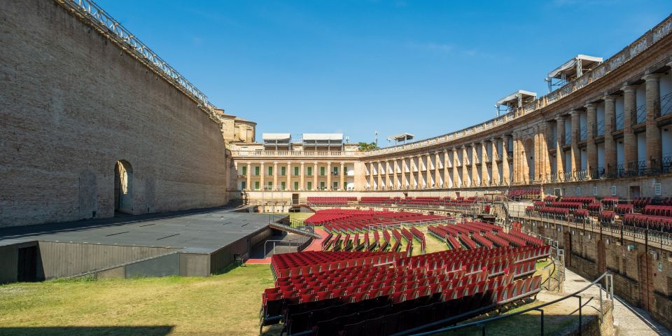 Das Theater Sferisterio in Macerata bietet eine Kapazität von 3.000 Sitzplätzen unter freiem Himmel.