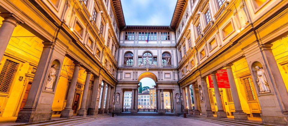 Die Galleria degli Uffizi (Uffizien) wurden im 16. Jahrhundert im Auftrag von Großherzog Cosimo I. de' Medici erbaut.